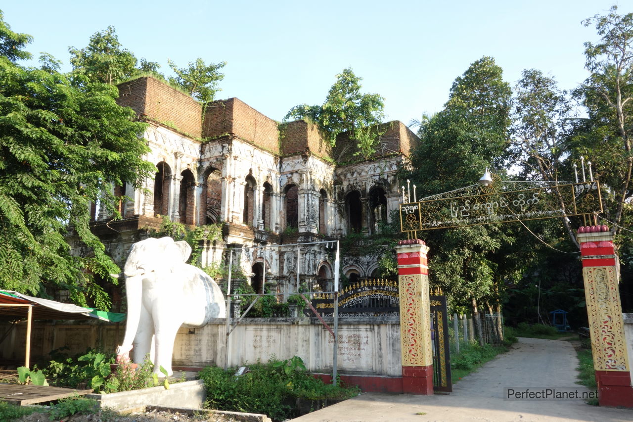 Gardens near Shwesandaw Paya