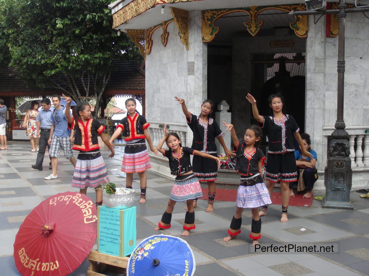 Hmong girls dancing