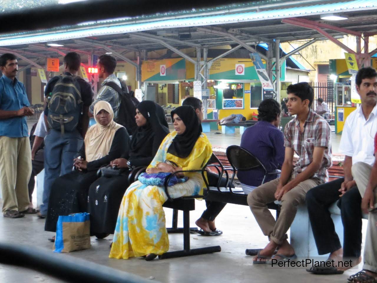 Gente esperando al tren