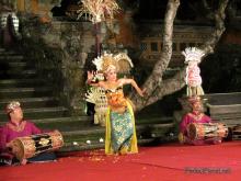 Traditional Balinese dance in Pura Taman Saraswati Ubud