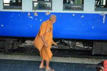 Monje en la estación de tren