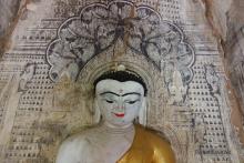 Buda en el interior de un templo en Bagan